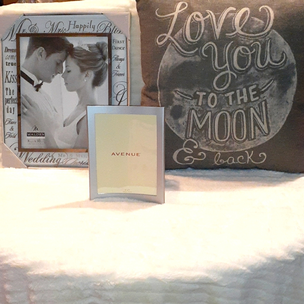 Frames/Pillow  (Lovely  Trio)